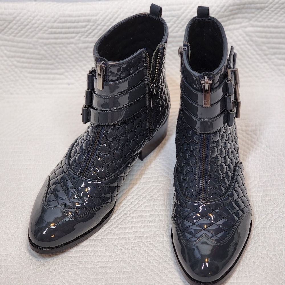 Pelle Moda gray leather quilted boots. Size 6‎